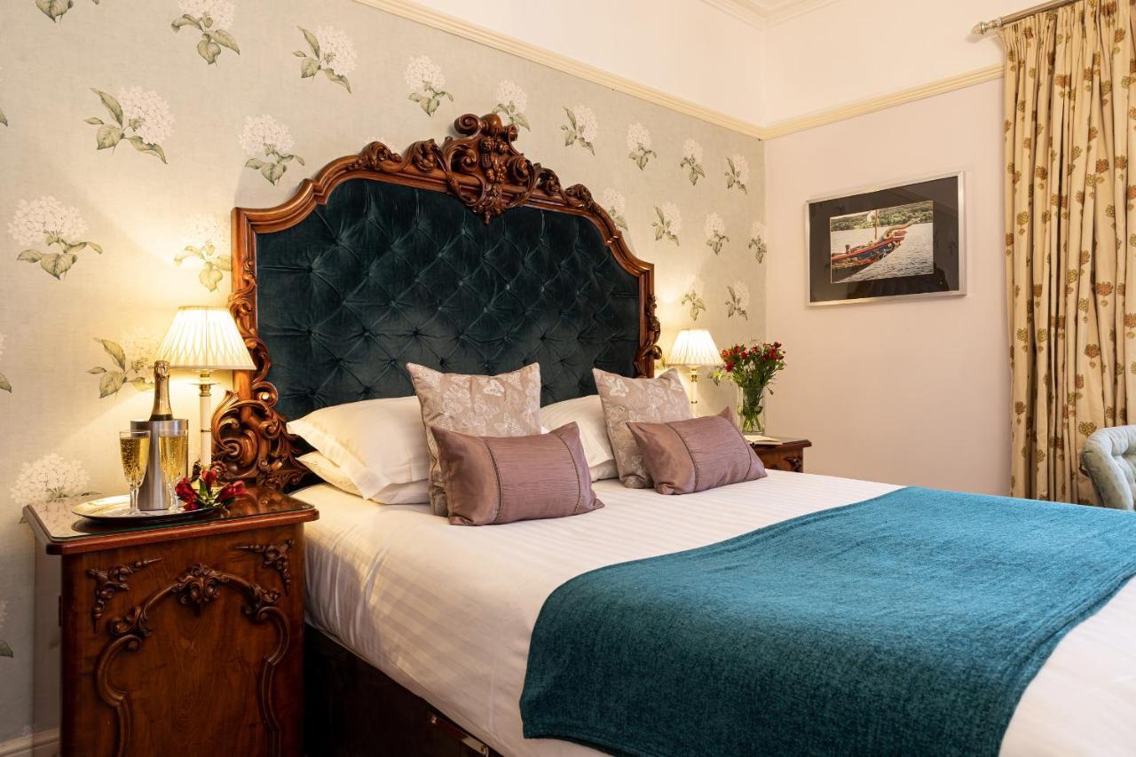 Ees Wyke Country house