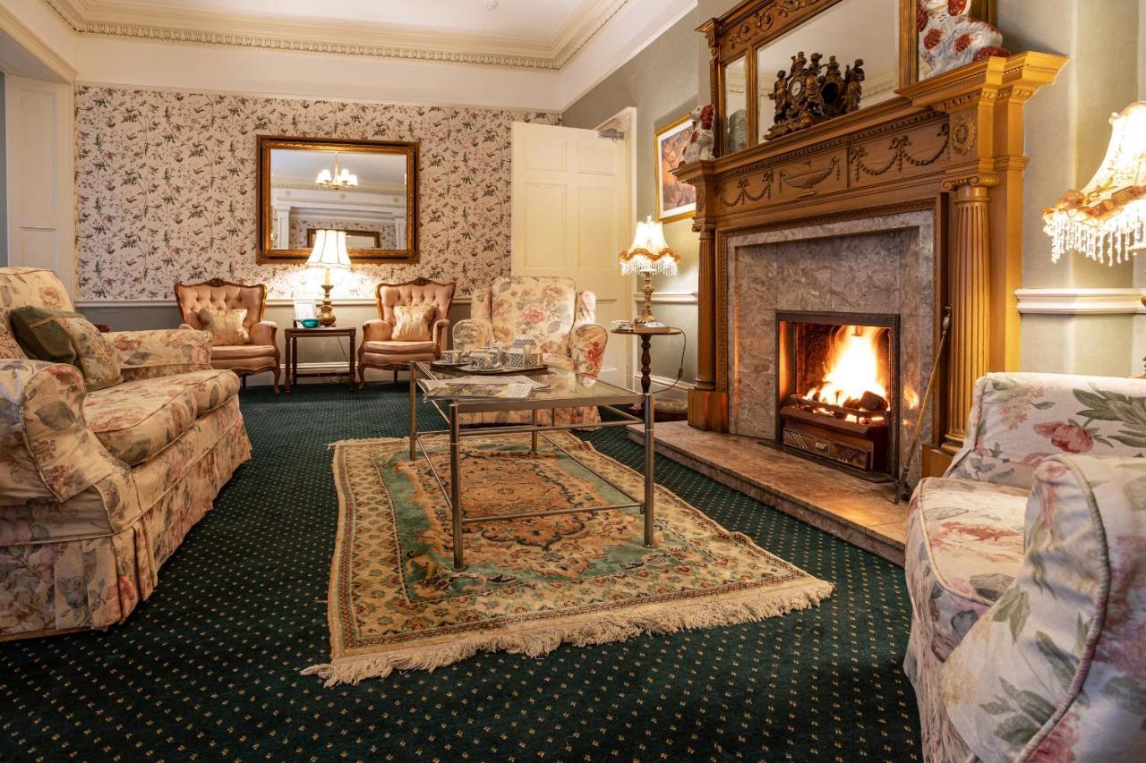 Ees Wyke Country house