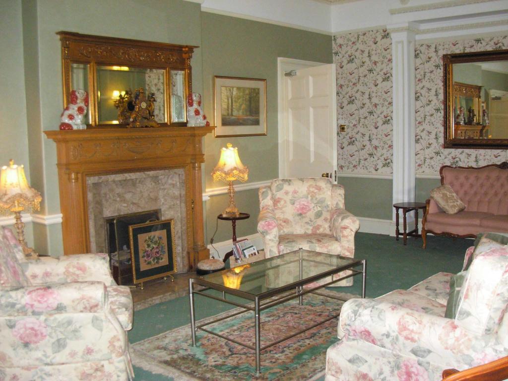 Ees Wyke Country house *